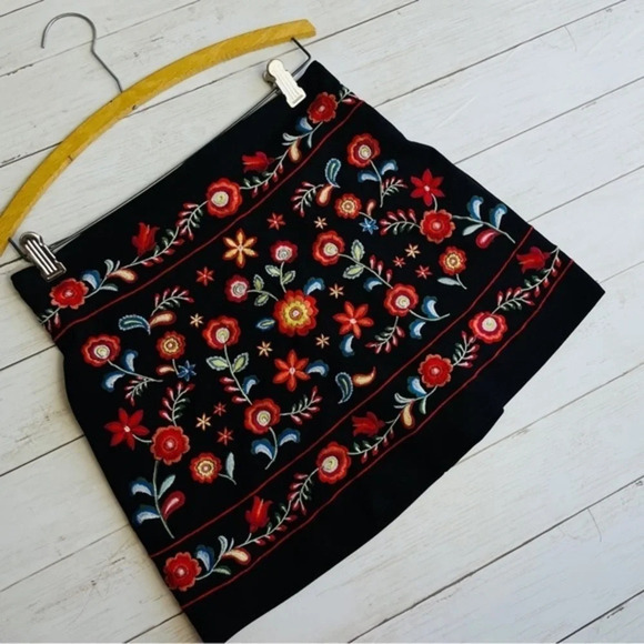 Forever 21 Black Floral Embroidered Mini Skirt Size Small - Picture 4 of 8